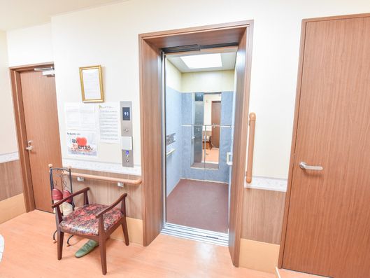 エレベーター内部