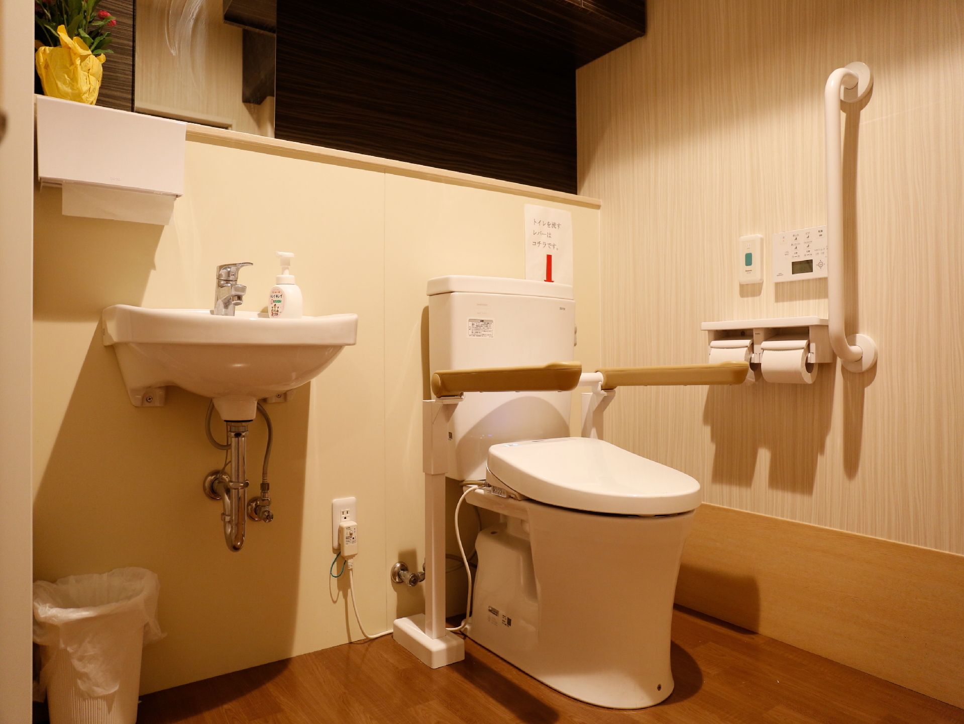 広々としたトイレで、便座の両サイドに手すりもあり車いすの方でも利用しやすい。ウォシュレット等のボタンも壁にあるためわかりやすい。