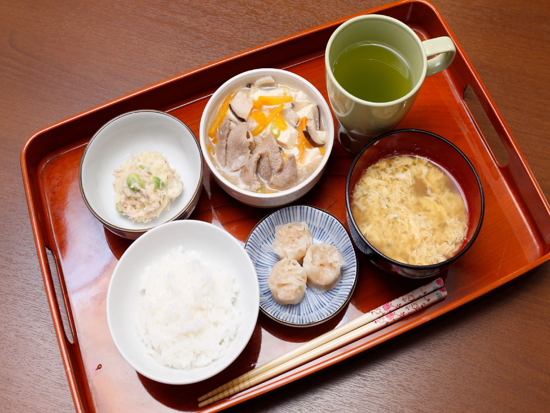 施設で提供される食事は素材の鮮度にこだわり、栄養の計算は勿論季節に合わせたメニューも出される。見学者は試食も可能。
