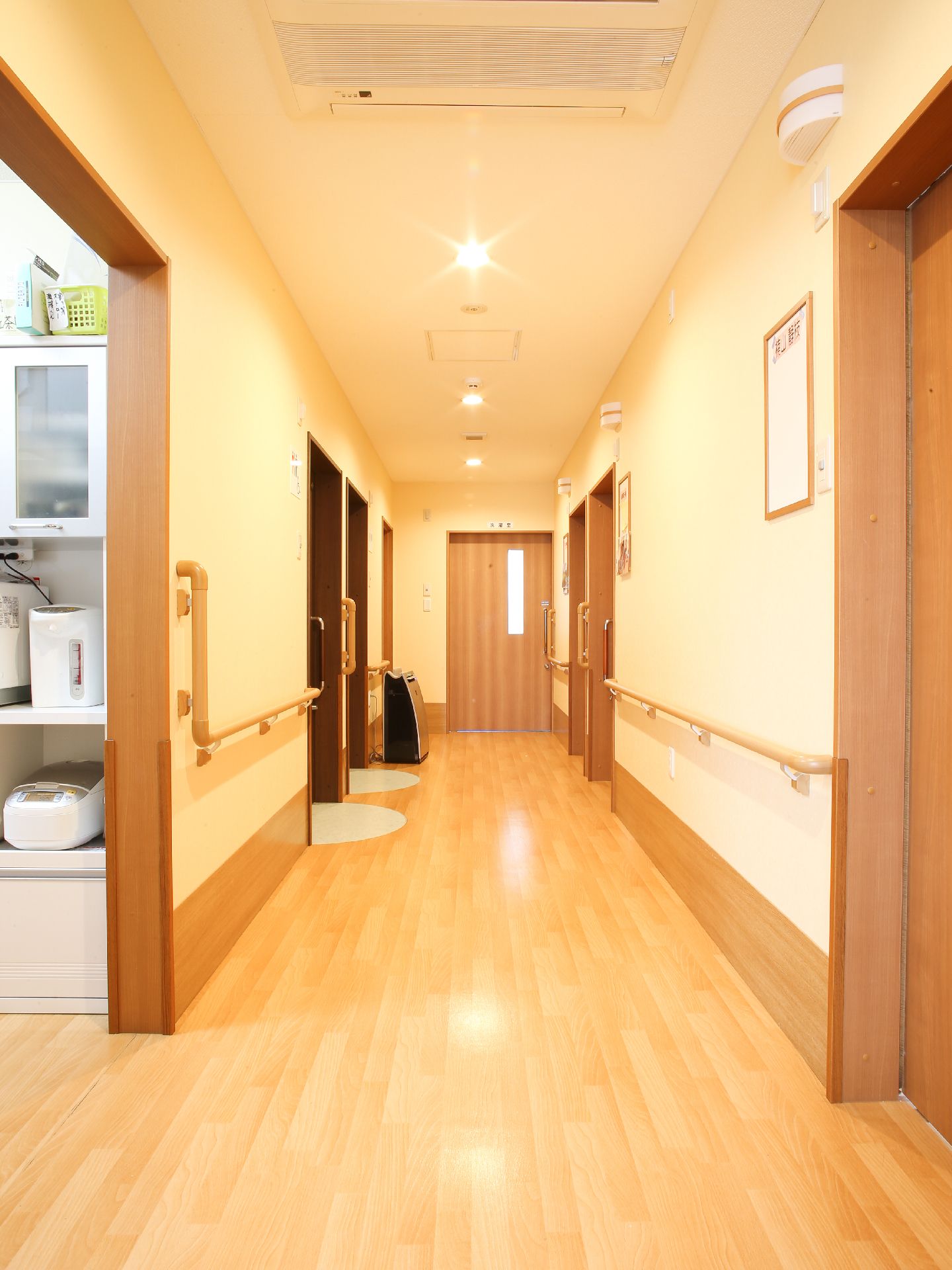 それぞれの部屋へと繋がる通路。広々としていて車いすの方でも問題なく通ることができる。左右には手すりが付いている。