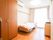広々とした部屋で、車いすの方でもスムーズに移動ができる。窓も大きく、陽の光がたくさん入っていて明るい。エアコンが設置されている。