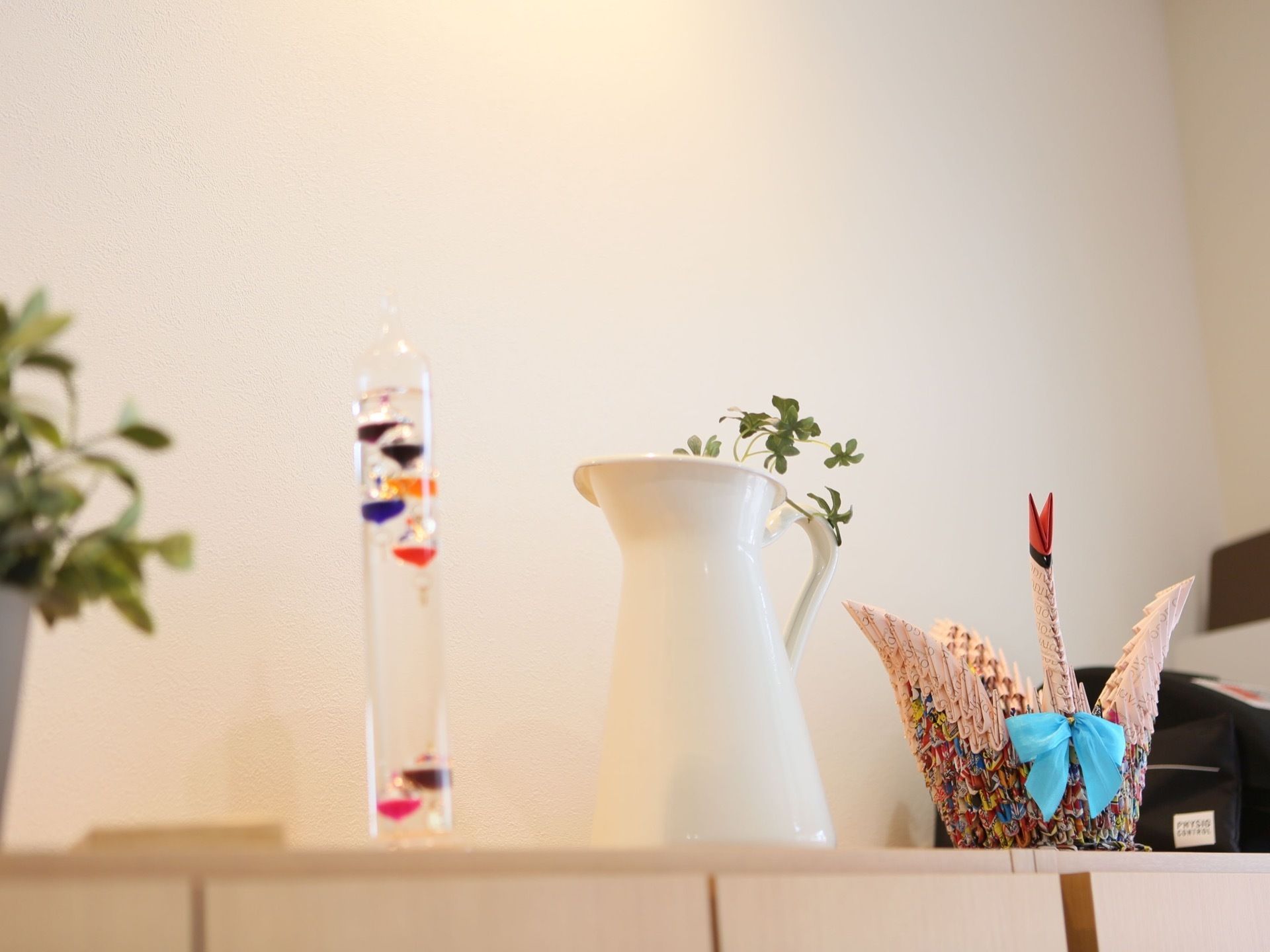 受付前のカウンターには、白いきれいな植木鉢に植物が植えられており、他にも手作りの作品が飾られている。こころ温まる飾りとなっている。