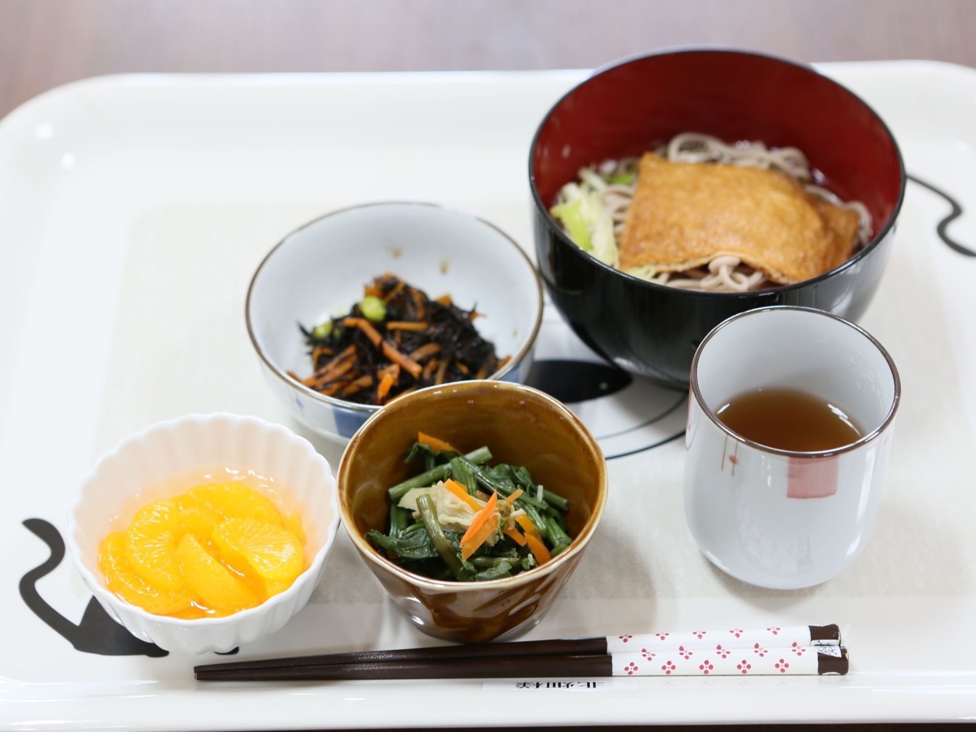 栄養をバランスよく摂取ができるように考えられている。旬の食材を取りいれたメニューで季節折々の味を楽しむことができる。