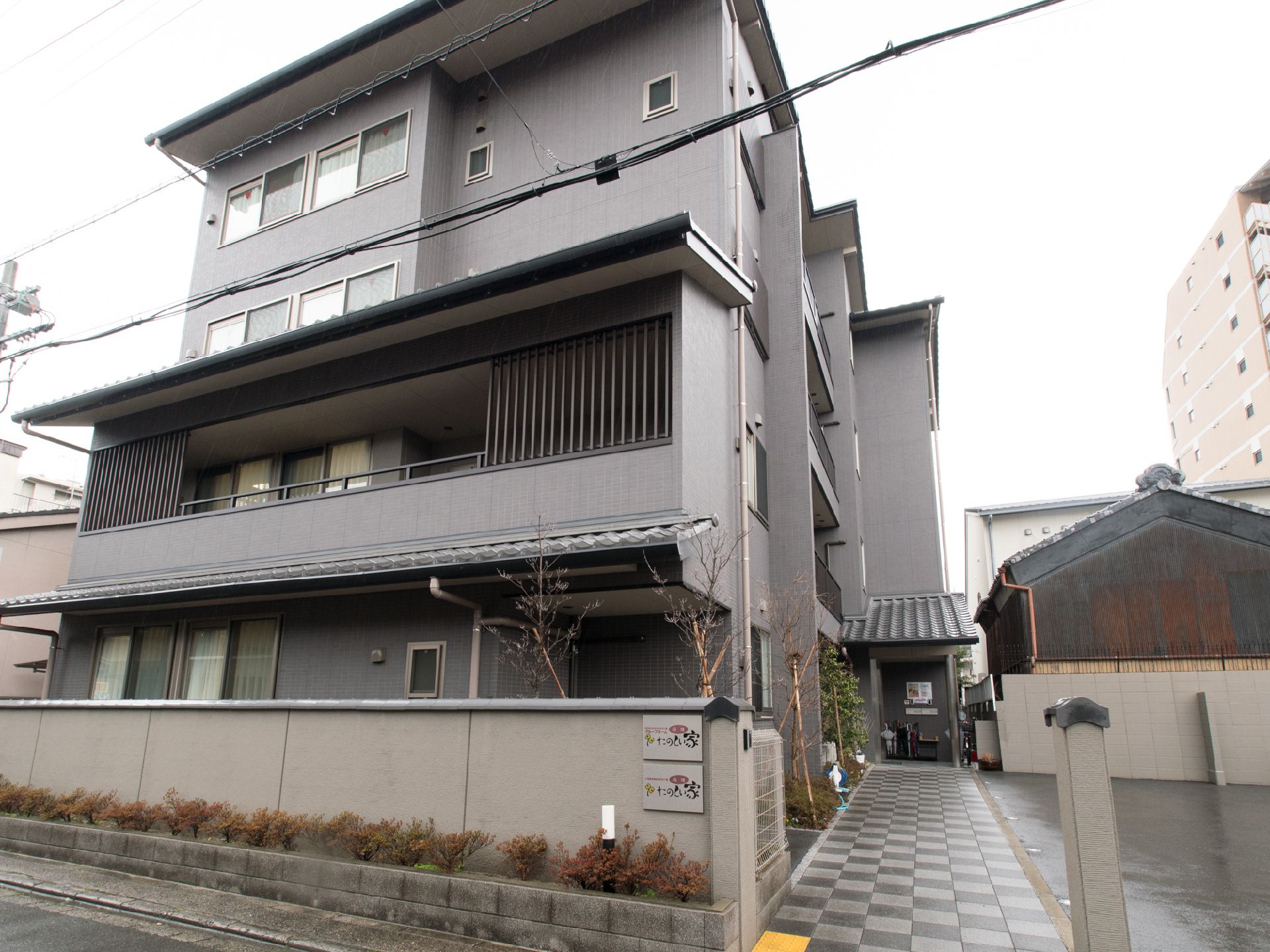 施設は鉄骨4階建てのグレー色の建物である。施設の前には低い壁があり、壁には施設名と内容を書いたプレートがある。