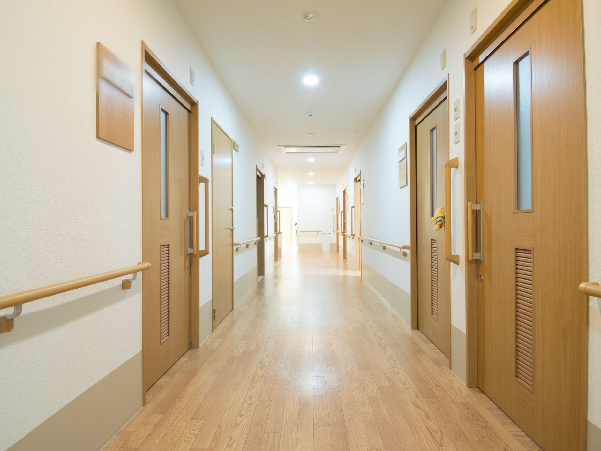 廊下は広々としており、車椅子の方でも楽に移動することができる。手すりが設置されているので、足の不自由な人でも安心である。