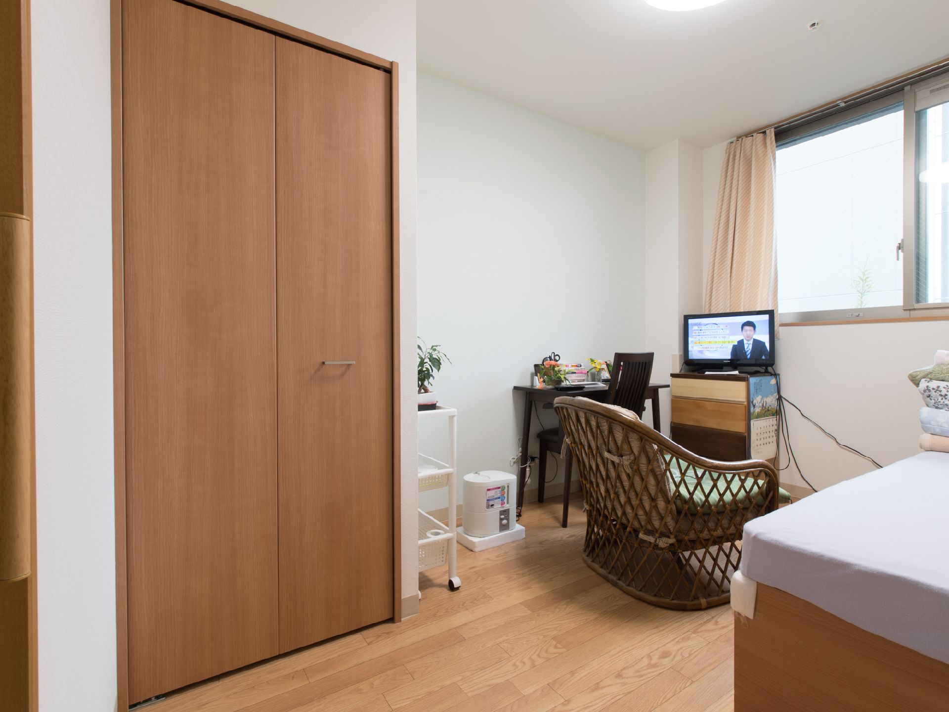 部屋にはクローゼットが設置されている。手前に引くタイプのもので、洋服などを収納できるので便利である。