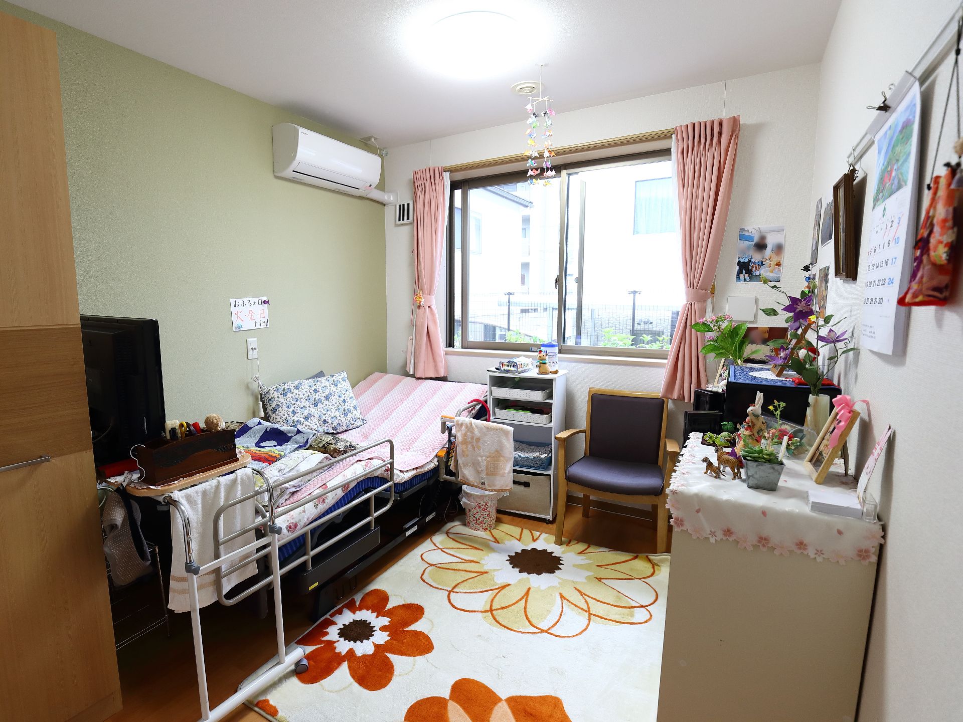 個室にはエアコンが設置している。ベッドは動くものを用意している。窓もあり、太陽の光がよく入ってくる。