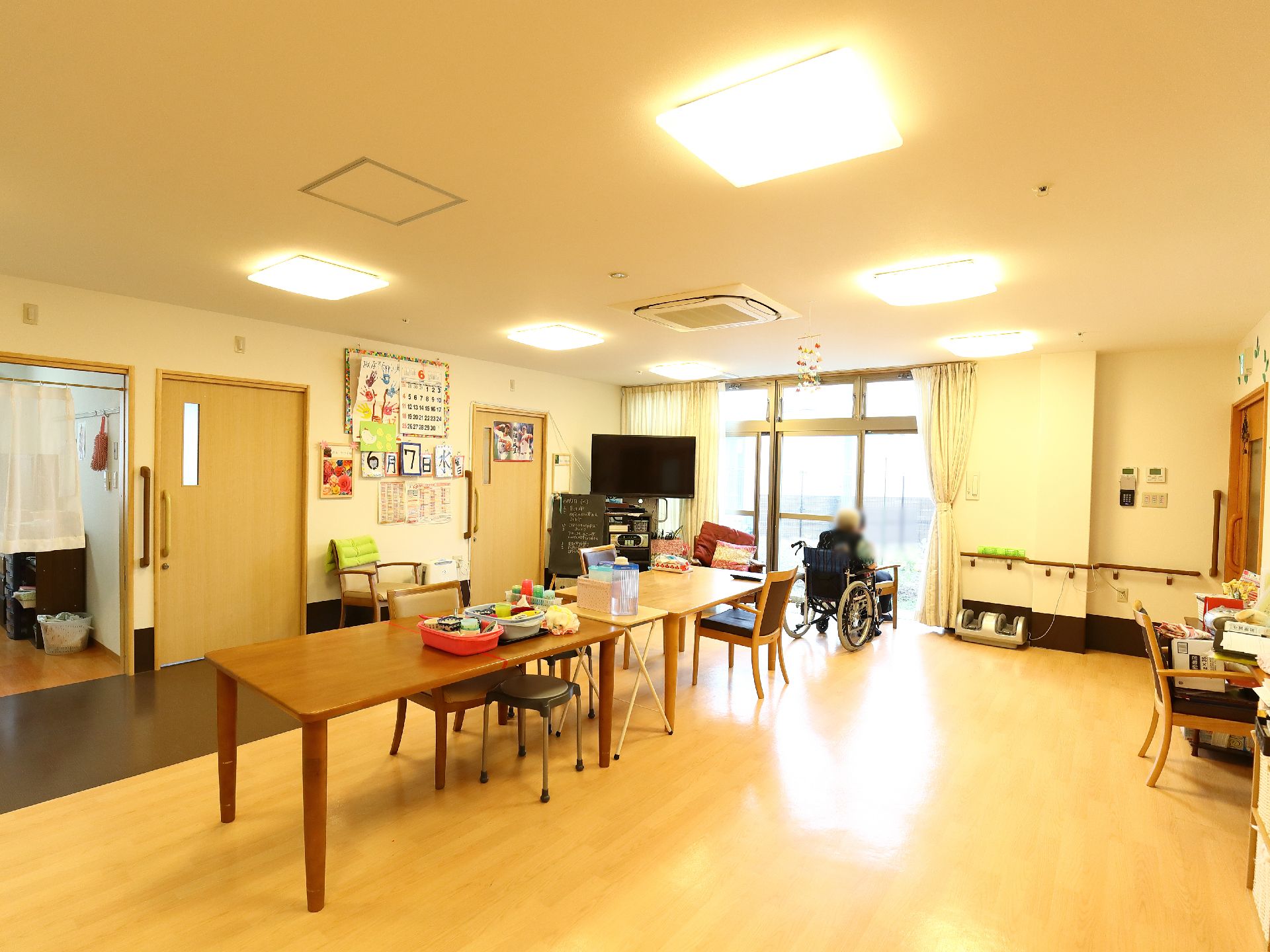 ダイニングには、机が横並びで置かれていて、椅子も置かれている。机は椅子ではなく、車椅子の方でも利用できる。