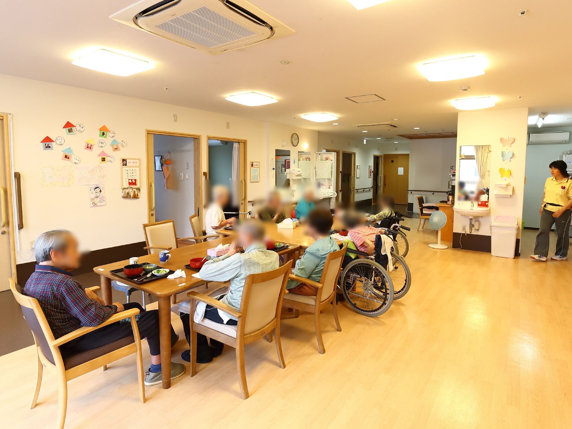 ダイニングでは多くの人が同時に食事をするために、大きなテーブルと椅子が用意されている。部屋はとても広い。