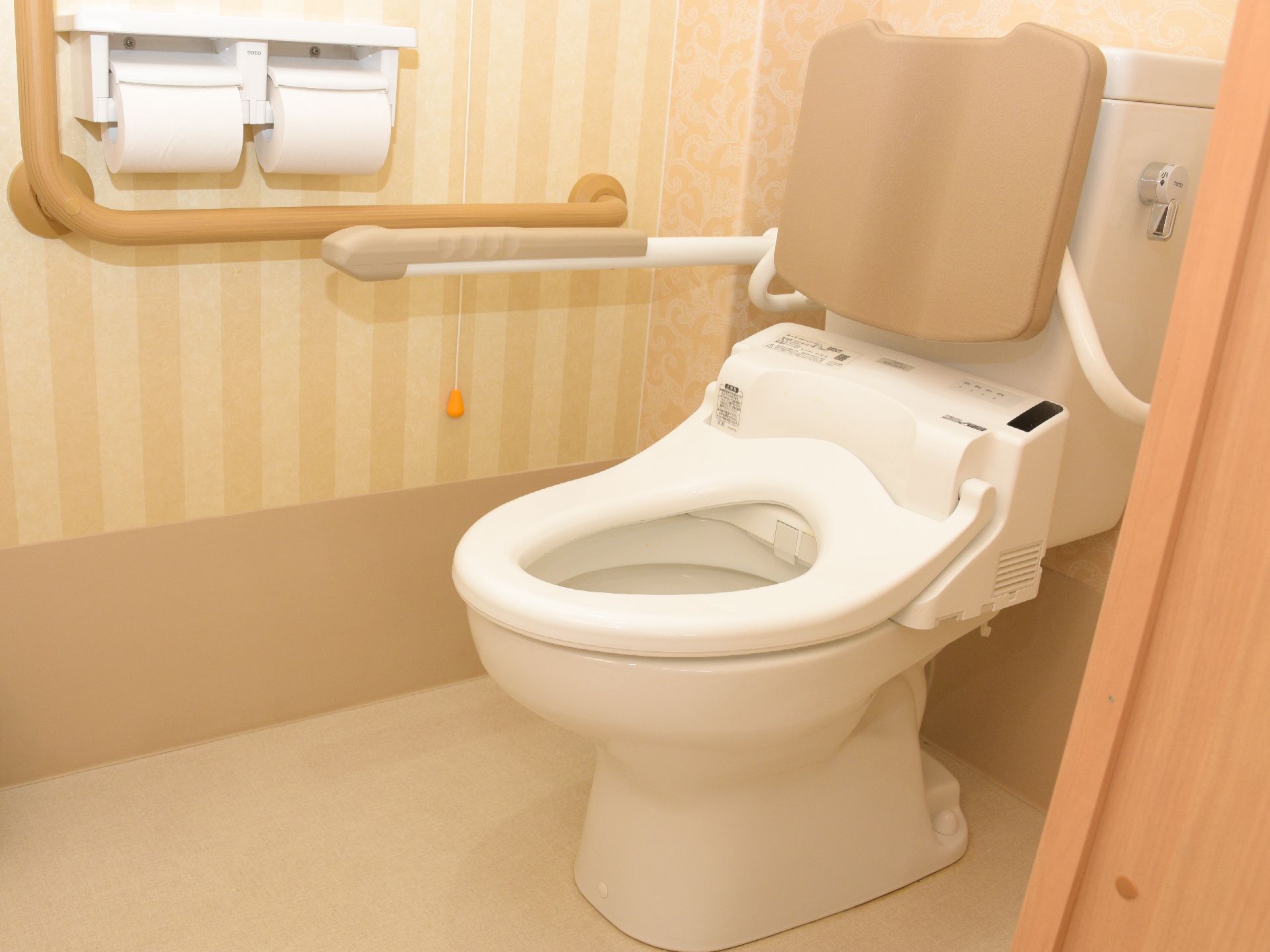 トイレには安全に便座に腰を下ろせるように手すりを設置している。トイレ内にも十分なスペースを確保している。