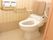 トイレには安全に便座に腰を下ろせるように手すりを設置している。トイレ内にも十分なスペースを確保している。