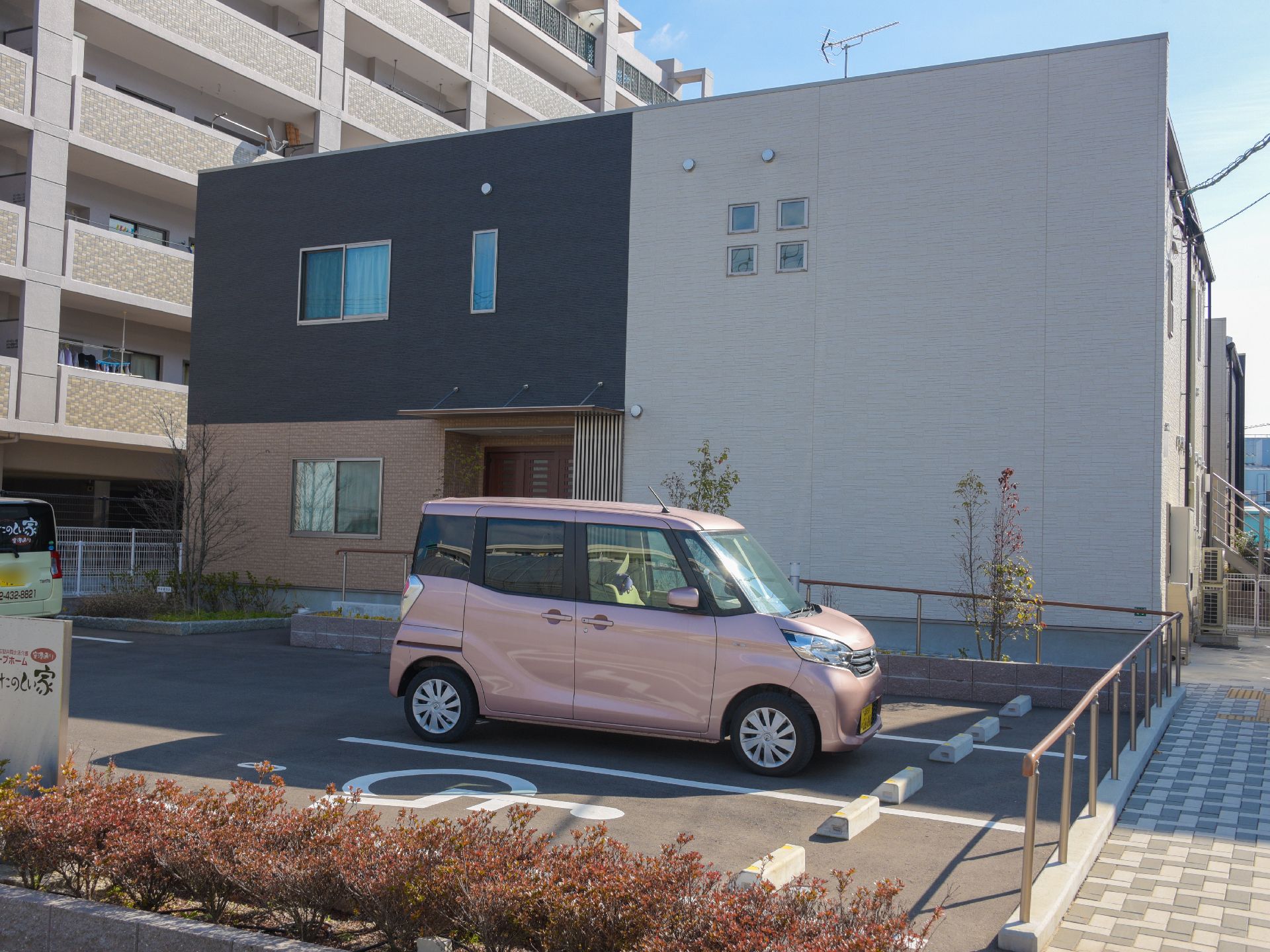 駐車場の横にエントランスに続くスロープがある。手すりもあるので足の悪い利用者も安全に歩くことができる。