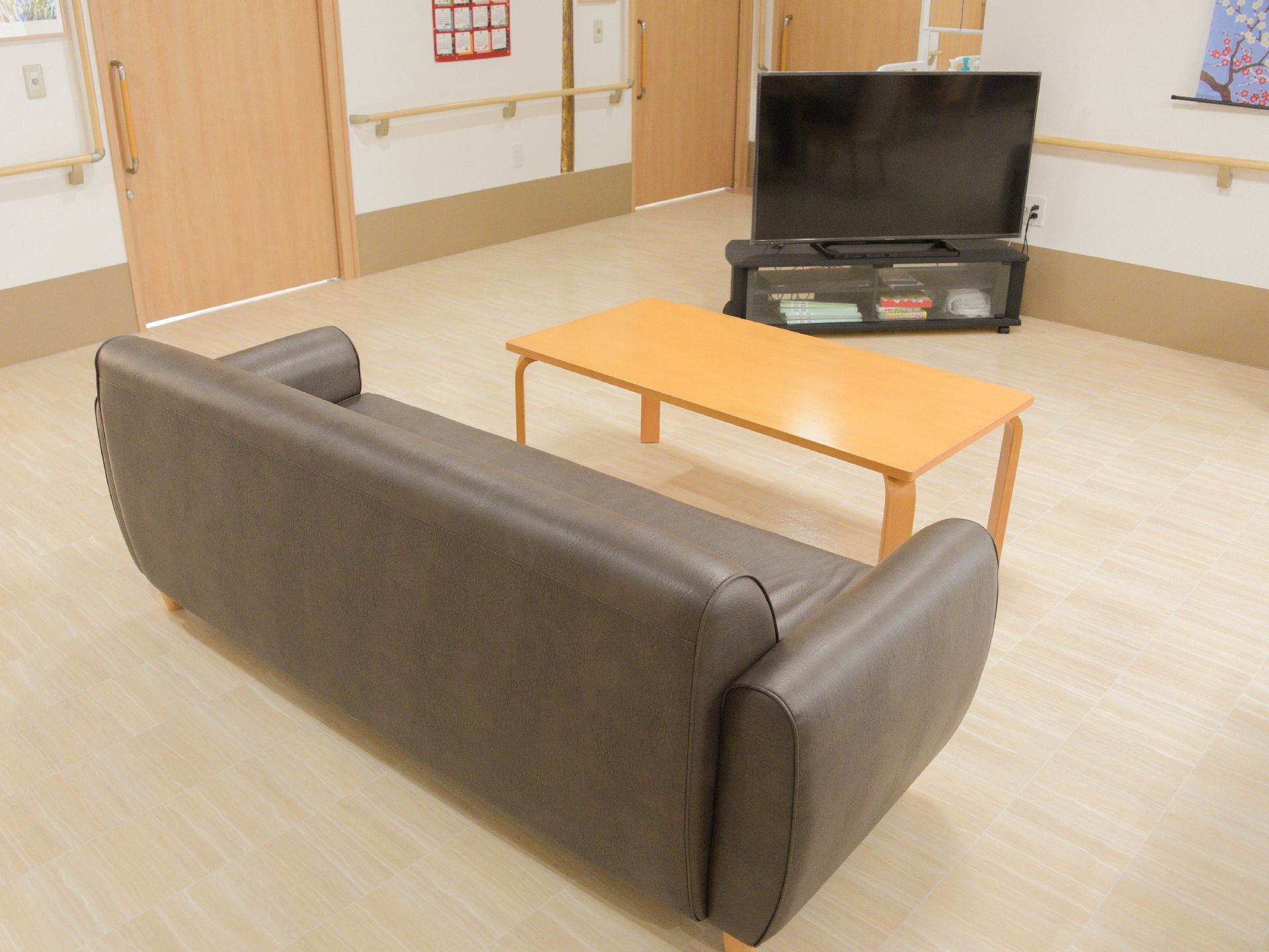 居間には大型テレビを設置している。ソファを完備している。スペースが十分に確保されているので、車いす利用者も一緒に楽しめる。
