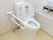 トイレの両側に手すりを設置している。片側の手すりは上に可動するタイプ。車いす利用者も安心して利用ができる。