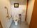 部屋は和風だがトイレは洋式。バリアフリーの床に加え、便器の両側に手すりを取り付けて安全性を高めている。