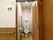 トイレは洋式タイプの洗浄付き便座となっている。また壁には手すりや、緊急時のナースコールも設置されている。