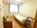 明るい部屋に電動式ベッドが置かれている。枕元のは窓があり、明るい日ざしが入る。各部屋にはエアコンが設置されている。