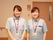 笑顔の女性のスタッフ2名が並んでいる。制服を着用し、胸には名札をぶら下げている。名札には大きな平仮名で名前が書かれていて、とても見やすい。