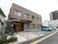 薄い茶系色の2階建ての建物で、周りの景観に溶け込んでいる。駐車場が完備しているので、外来者や家族が訪問し易い。