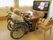 車椅子の利用者がテレビを見る居室