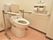 トイレは便座の背部に背もたれがあり、両側には可動式の手すりが備わっている。さらに緊急時呼び出しブザーも設置されている。