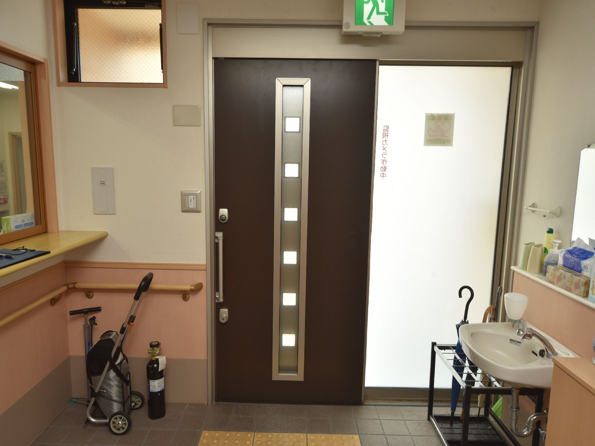 引き戸の玄関ドアから施設内に入ると、エントランスには手洗い場が設けられており、液体石鹸やペーパータオルなどが備わっている。