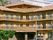 4階建てのブラウンを基調とした建物で、自然に囲まれた静かな場所に位置している。駐車場も完備されている。