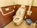 温水洗浄便座付きのトイレには、L字と跳ね上げの手すりがあり、体を両側で支えることができる。呼び出しボタンがあるので安心である。