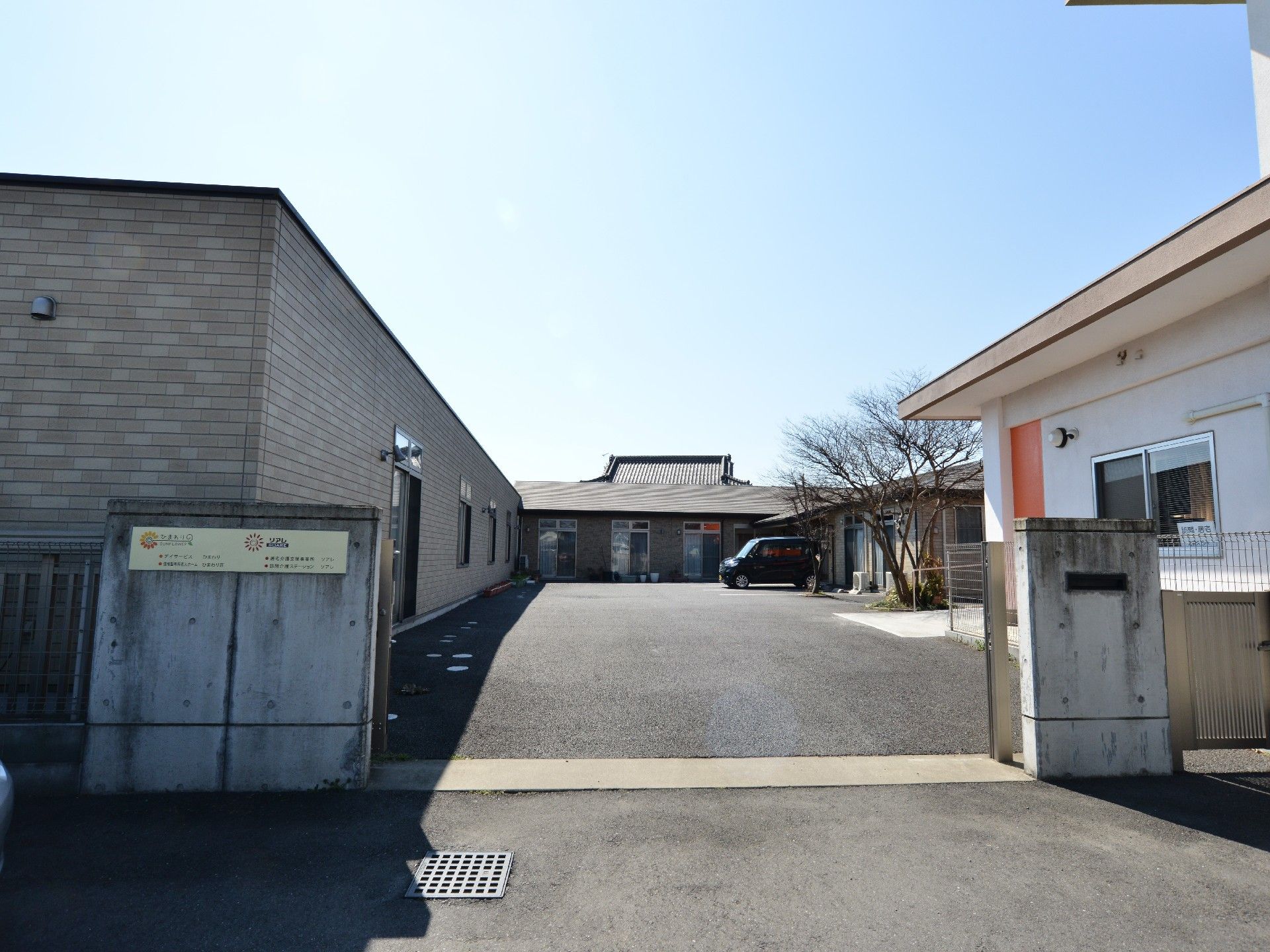 大きな敷地を有している。車も入れる大きな門。