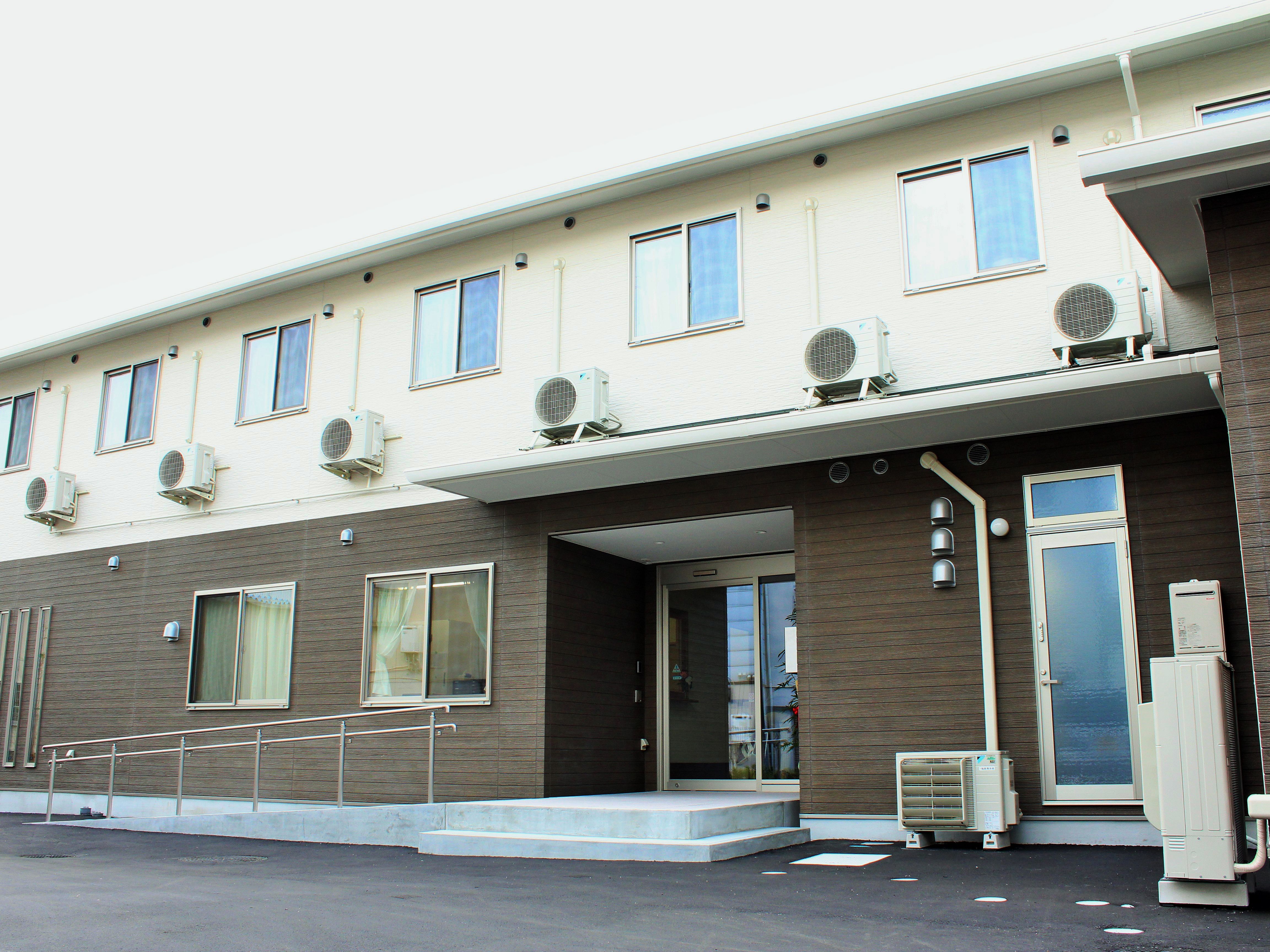 １階部分は茶色、２階部分は白でデザインされており、シンプルな建物である。玄関の前にはスロープが設置されている。