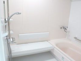 壁には浴槽の高さに合わせた台が付けられており、腰かけることができる。浴槽の上の壁には手すりが付いている。