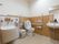 水洗の洋式トイレ。手前にはオスメイト専用のトイレが設置されている。トイレの両脇には手すりがつけられている。