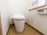 トイレの便器はタンクがなく、すっきり広い空間になっている。洗浄などはボタン操作で、緊急用ボタンも備わっている。