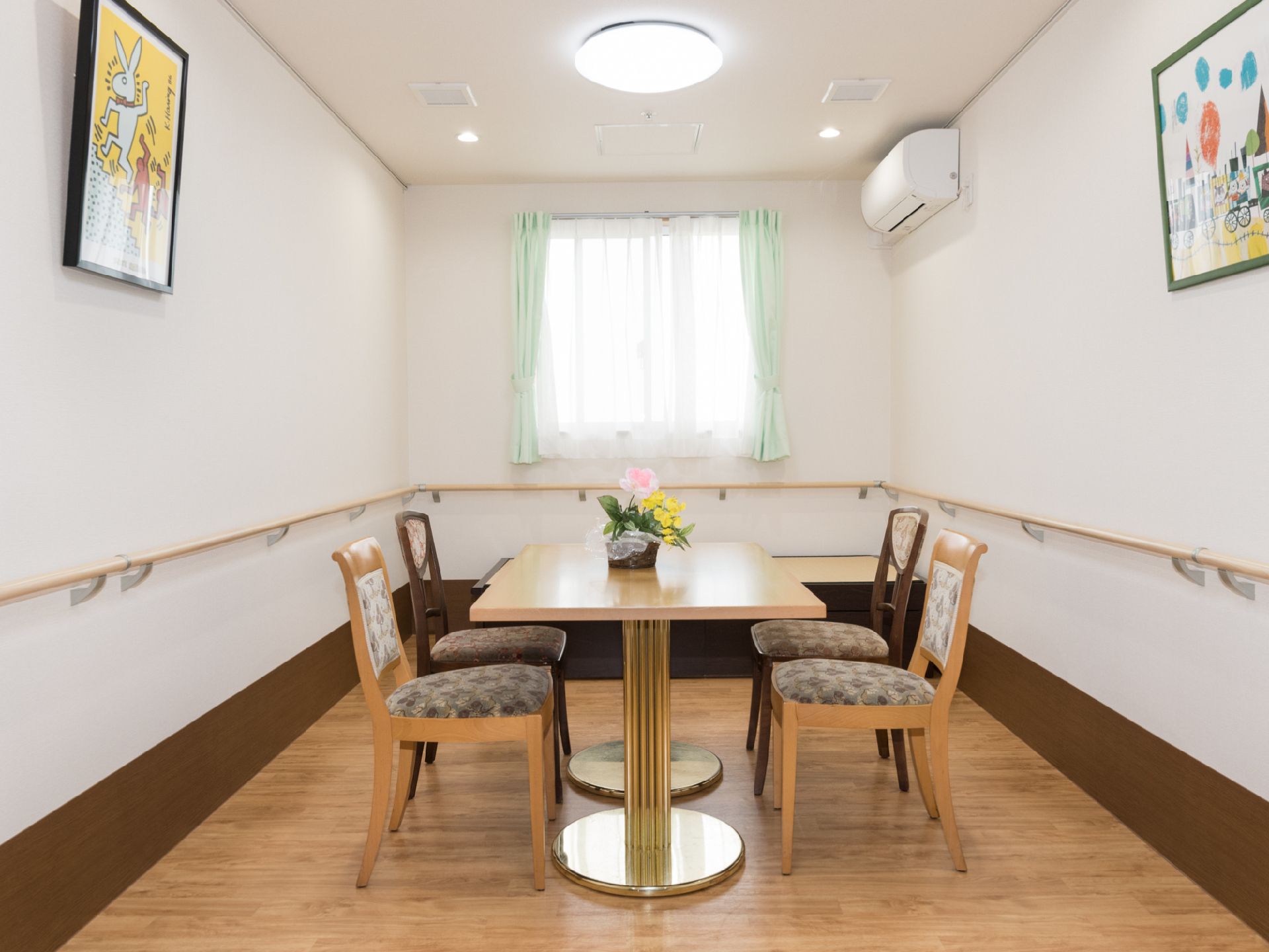 ベッドに横になっている男性の入居者様に声を掛けるスタッフ