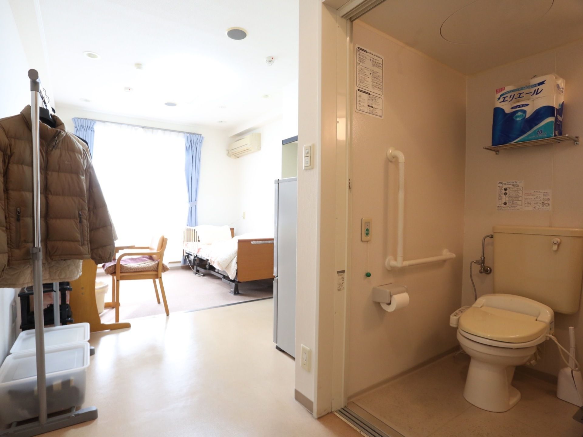 間口が広いトイレは、出入りしやすく、個室内を広々と使える。ペーパーなどを保管する棚が、頭上に設置してあり、足元がすっきりとしている。