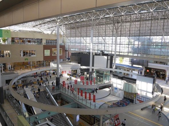 たまプラーザ駅構内は天井が高く、側面は２フロア分全面ガラス張りの構造で、外部の光が入るように設計されている。