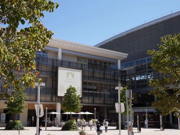 たまプラーザ駅と３階建ての複合商業施設。建物の前には木が植えられている。駅直結で、施設からも歩いて行ける。