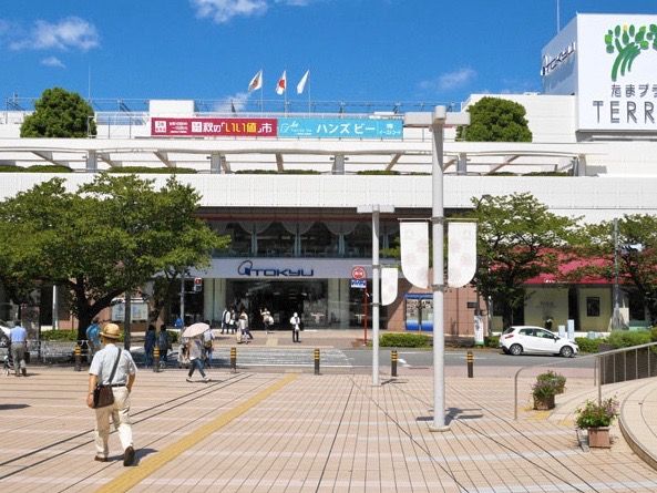 大型の複合商業施設に隣接してデパートの建物がある。必要なものがあれば、何でも揃うので大変便利である。