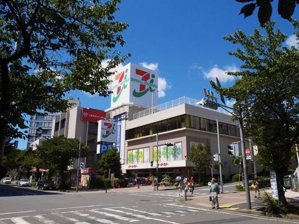 スーパーマーケットの３階建ての建物である。信号機のある交差点に位置している。日用品の買い物に利用できる。