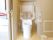 トイレの便座の後ろには背もたれがついていて、手すりや可動式のひじ置きもあるので、ゆっくりと利用できる。