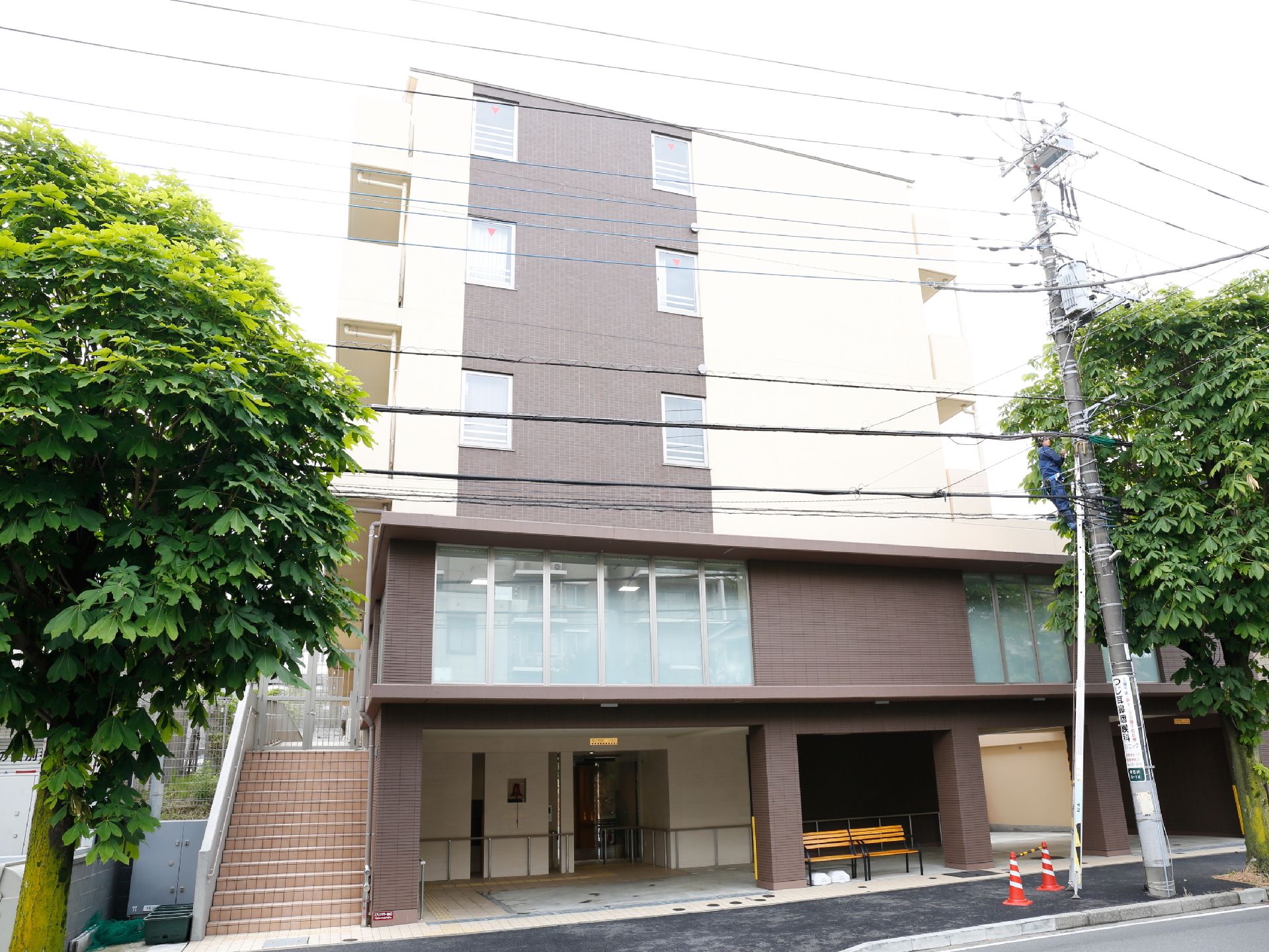 施設は5階建ての高齢者向け住宅である。入口は1階と、階段を上がって2階の二つあるので、便利である。1階にはベンチや手すりもある。