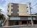 建物は外壁が鮮やかで、マンションかホテルのような外観。上階のバルコニー天井は光を通すようになっている。