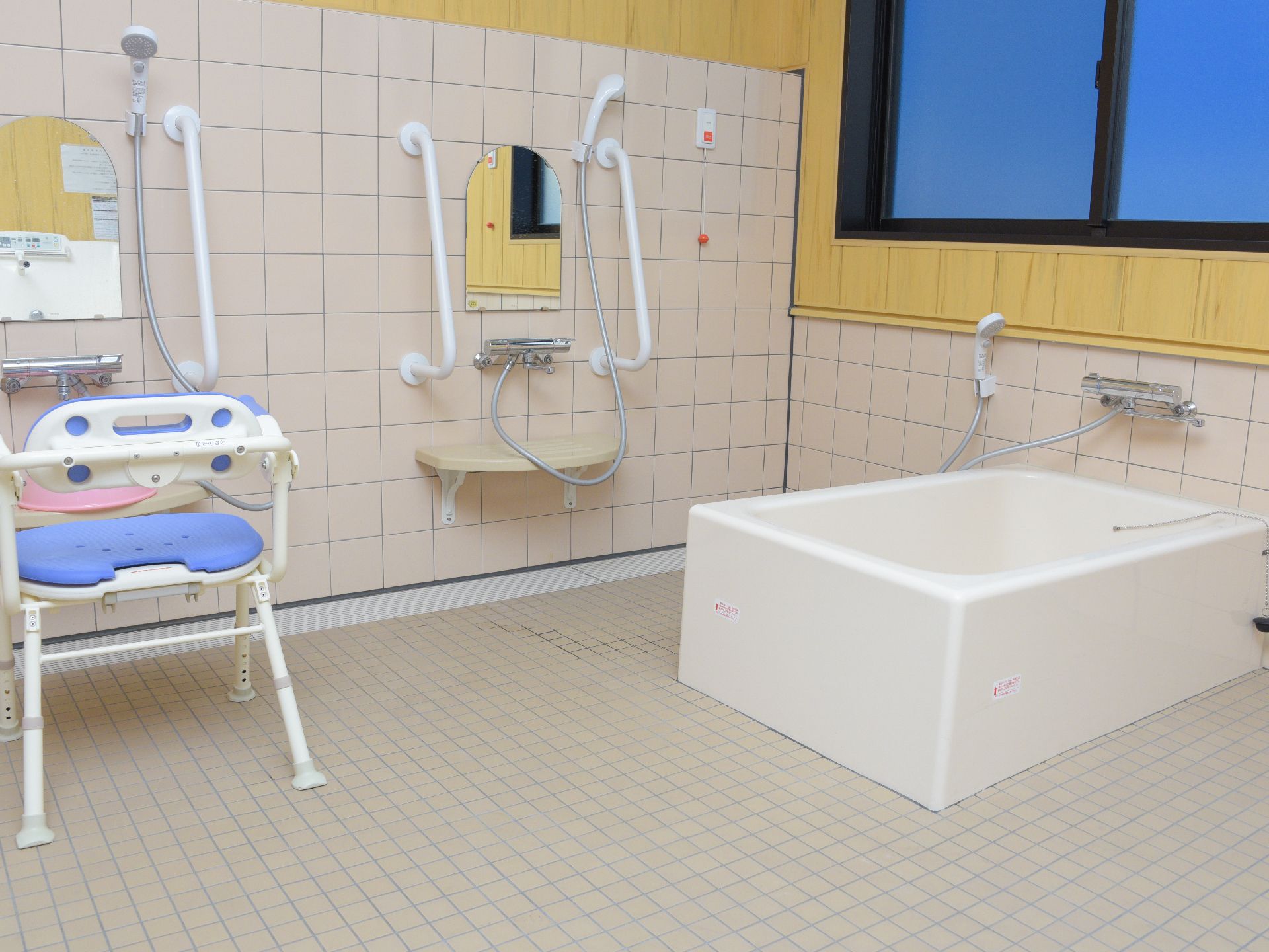 洗い場には手すりが付いており、シャワーチェアで快適な入浴ができる。自力で入れない人には、介助浴ができる湯舟がある。