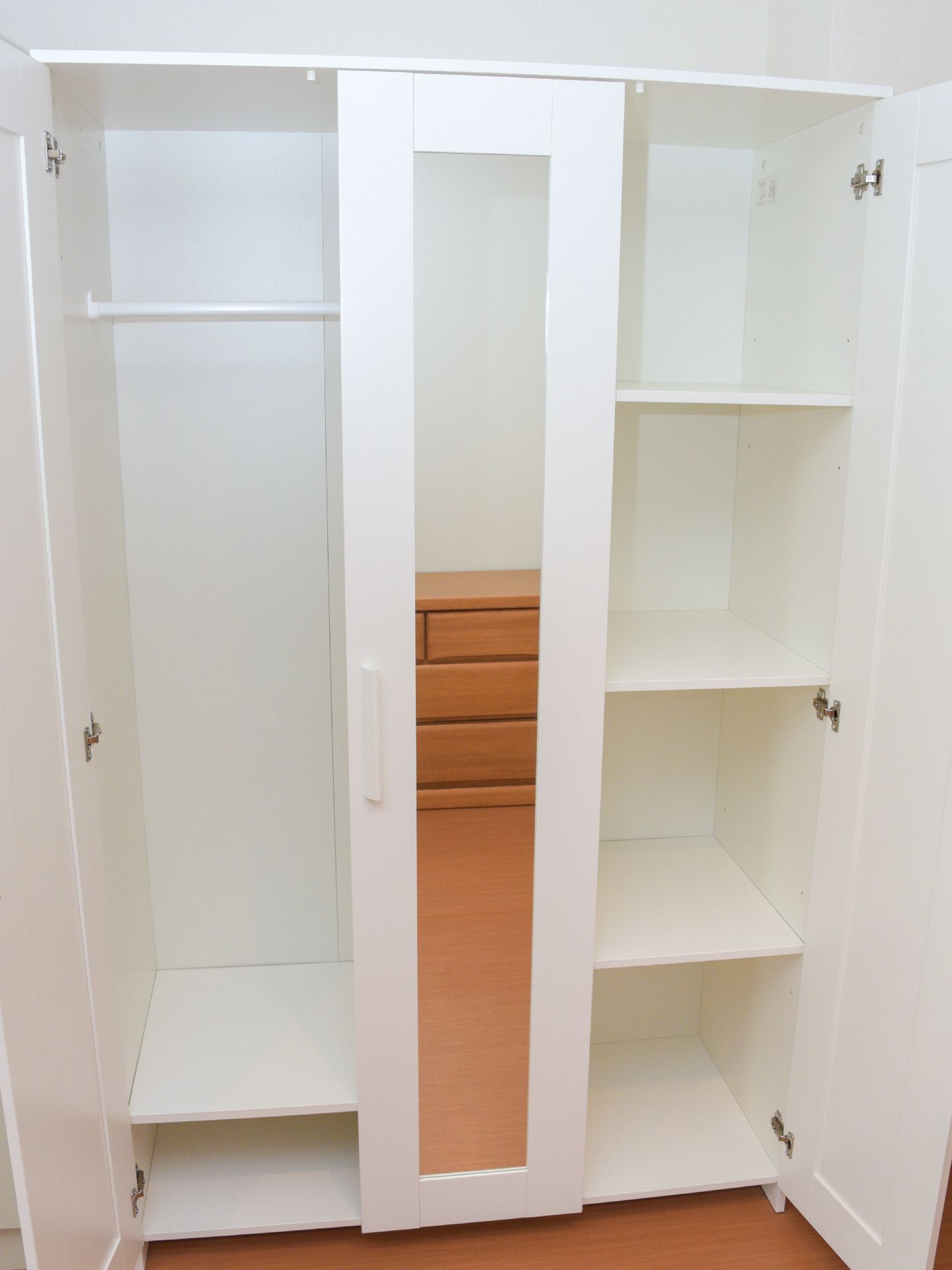 収納は、衣服などがたっぷりと入るスペースがあり、姿見も付いているので、身だしなみを整えるのにも便利である。