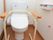居室のトイレは、ウォシュレットで手すりも付いており、緊急ブザーも設けられていて安全面に配慮されている。