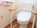 トイレの高さは、低めに作られており、緊急用ブザーや両手で使える手すりの設置など安全に配慮した作りになっている。
