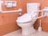 清潔感溢れるトイレは、緊急用ブザーや手すりなど安全に配慮してあり、便座の高さも低めに作るなどの工夫が成されている。