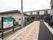 レンガ調のブロックが敷かれたアプローチには点字ブロックも敷かれ、看板には住宅と併設事業所の名前が書かれている。