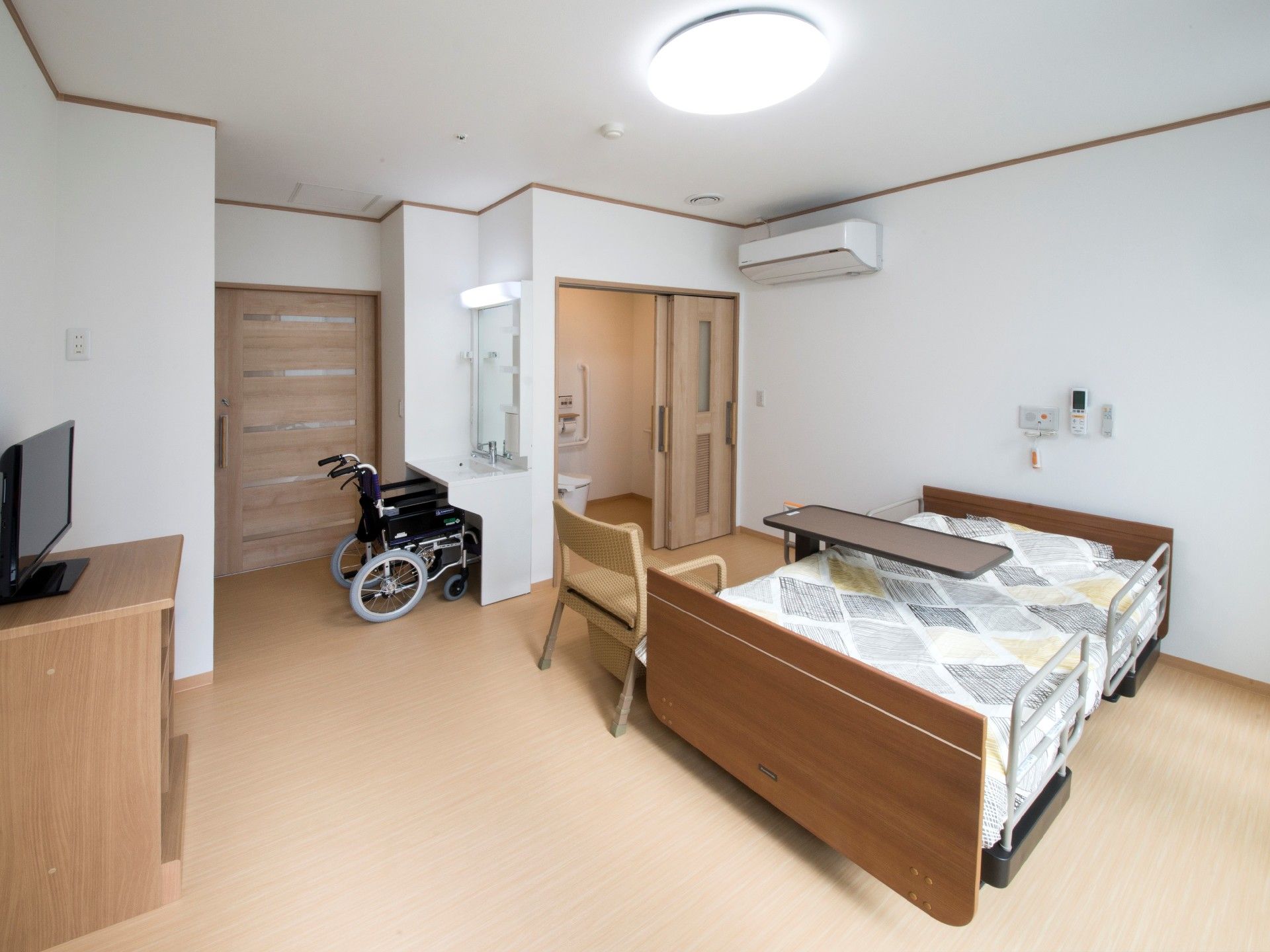 テレビやベッドが置かれた個室には、洗面所やトイレが付いている。