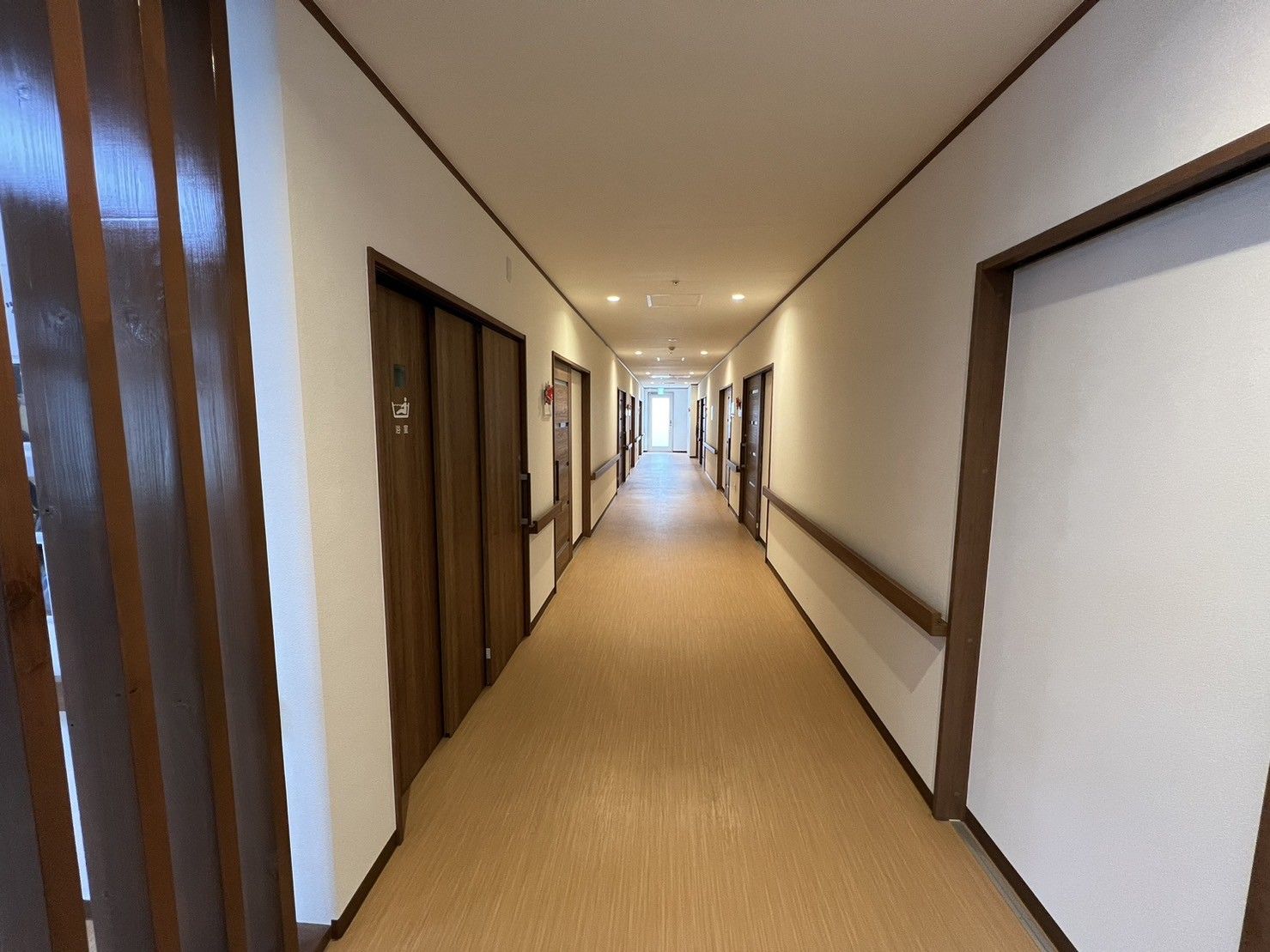 明るく広々とした廊下